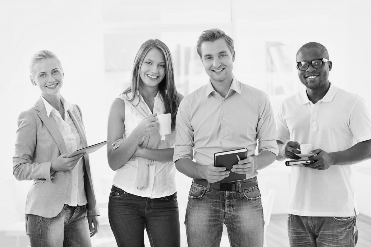 Sesión de trabajo del equipo analizando estrategias financieras